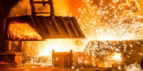 Produktionsvorgang in der Stahlindustrie, bei dem viel Wärme freigesetzt wird (Quelle: MIRACLE MOMENTS - Fotolia.com)